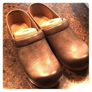 Dankso Professional Distressed Stone Clog